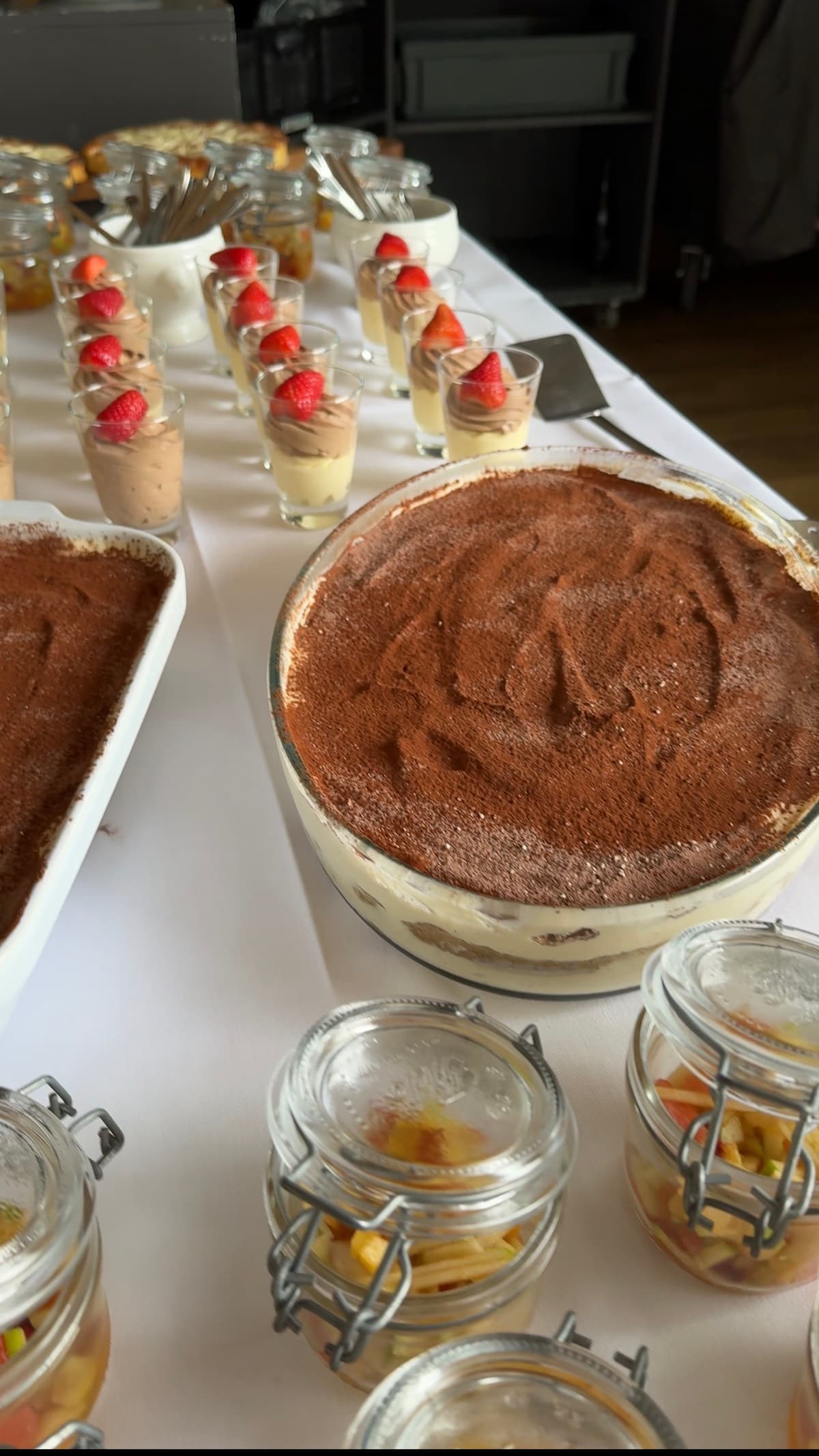 Anrichten von Speisen für Eventgäste